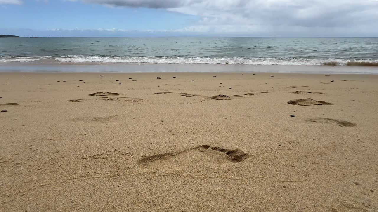 Impronta umana sulla spiaggia sabbiosa di Masoala. Madagascar.