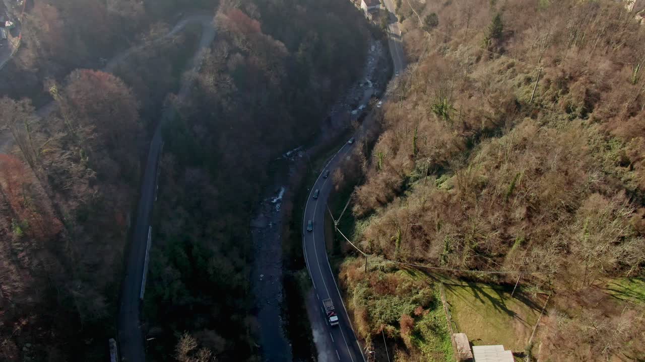 드론은 도로에서 자동차를 포착하여 움직임과 동적 기하학적 관점을 보여줍니다.