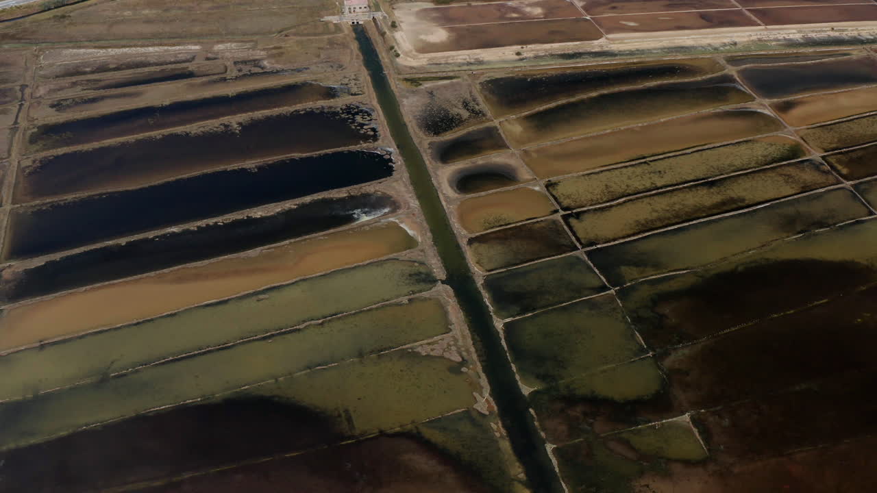 vista aérea de saltern en isla pag en croacia - disparo de drone