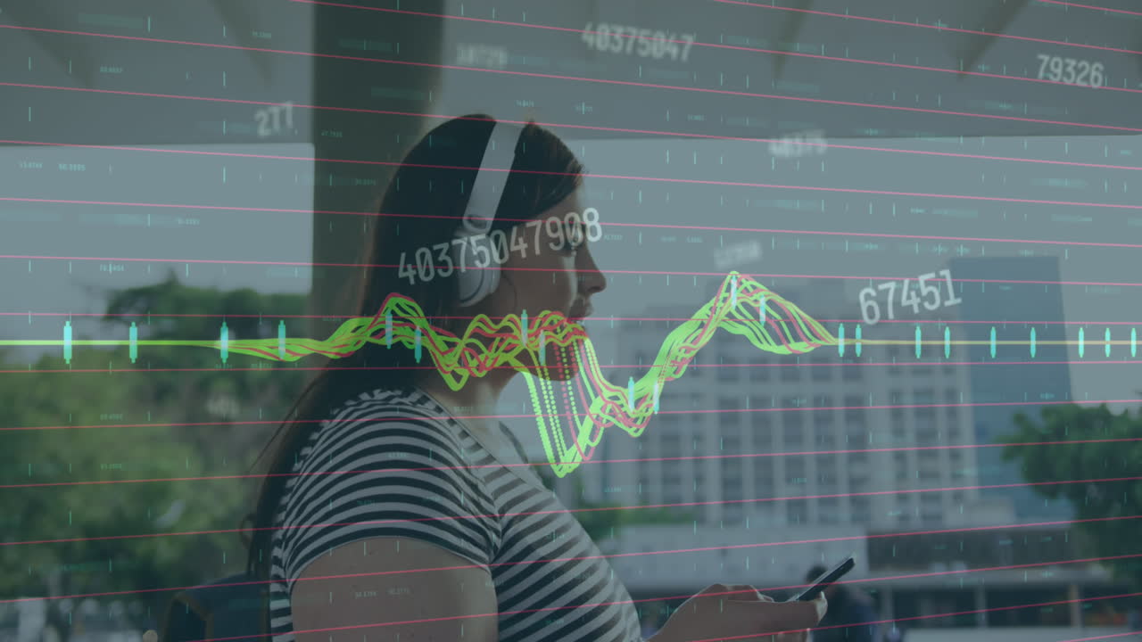 animación de procesamiento de datos contra una mujer caucásica que usa un teléfono inteligente mientras camina por la calle