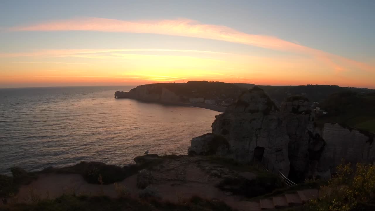 étretat al amanecer, hermoso lapso de tiempo del amanecer en el increíble pueblo francés