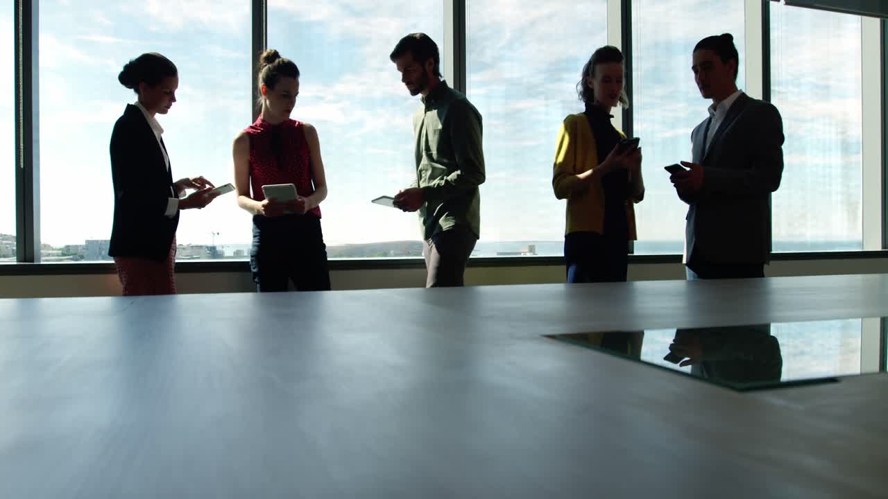 colegas de negocios interactuando entre sí en la sala de conferencias