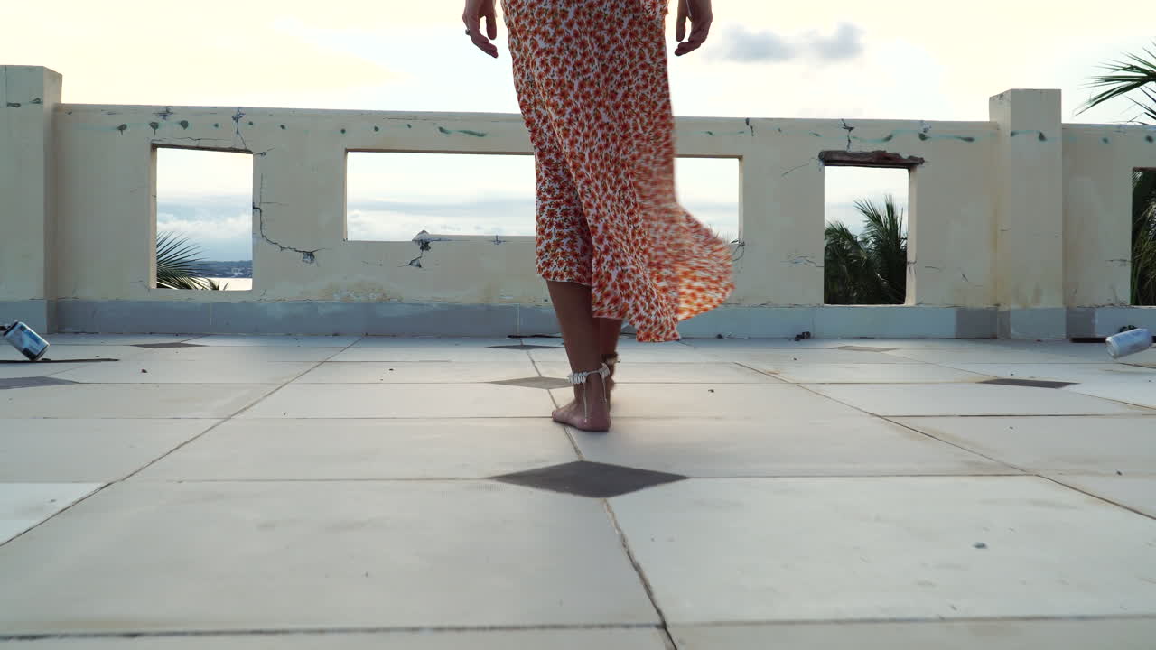 pelirroja delgada sexual caminando hacia el área de visualización de ubicación tropical, vista posterior