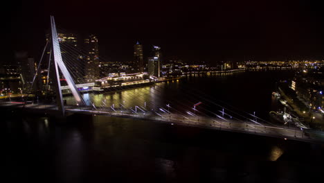 Timelapse-Del-Tráfico-En-El-Puente-Erasmus-En-La-Noche-De-Rotterdam.