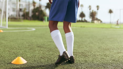 jambes de terrain de football, balle et tir sportif pour enfants