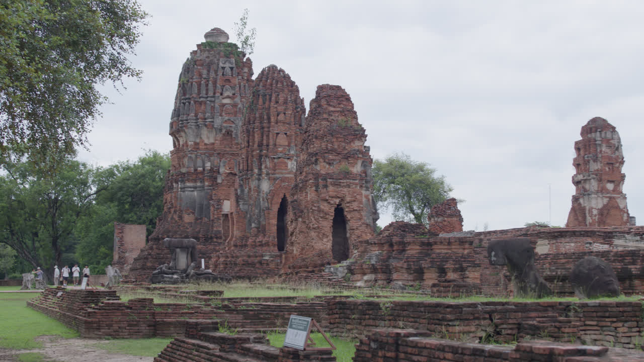 ayutthaya, tailandia en wat mahathat, pagoda del templo en el día nublado, ayutthaya, tailandia