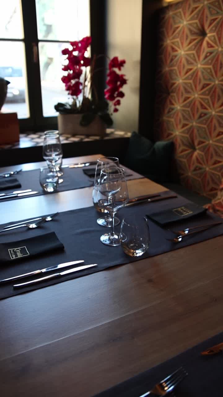 Borddækning på en restaurant med vinglas og bestik