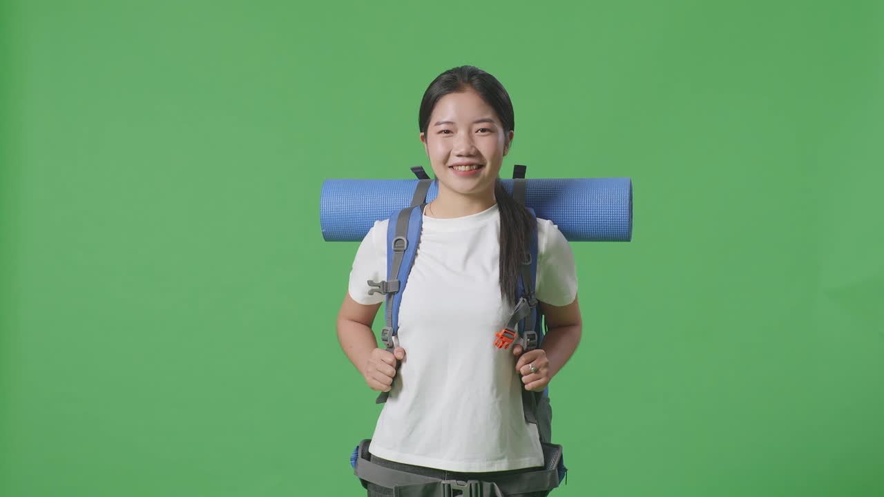 mujer con mochila en la pantalla verde