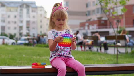 Kind,-Mädchen,-Kind,-Spielen,-Quetschen,-Anti-Stress-Silikon-Spielzeug,-Einfaches-Grübchen-Pop-it-Spiel-Auf-Dem-Spielplatz