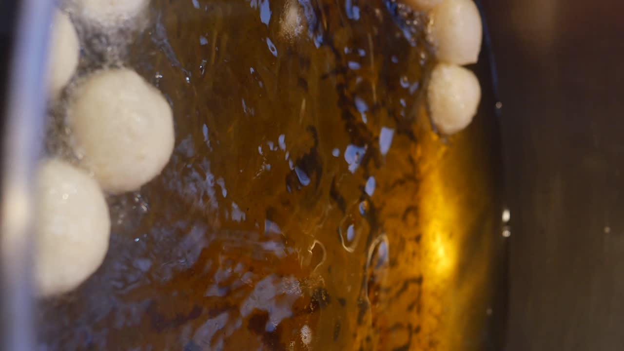 Friggere delle palline di pasta