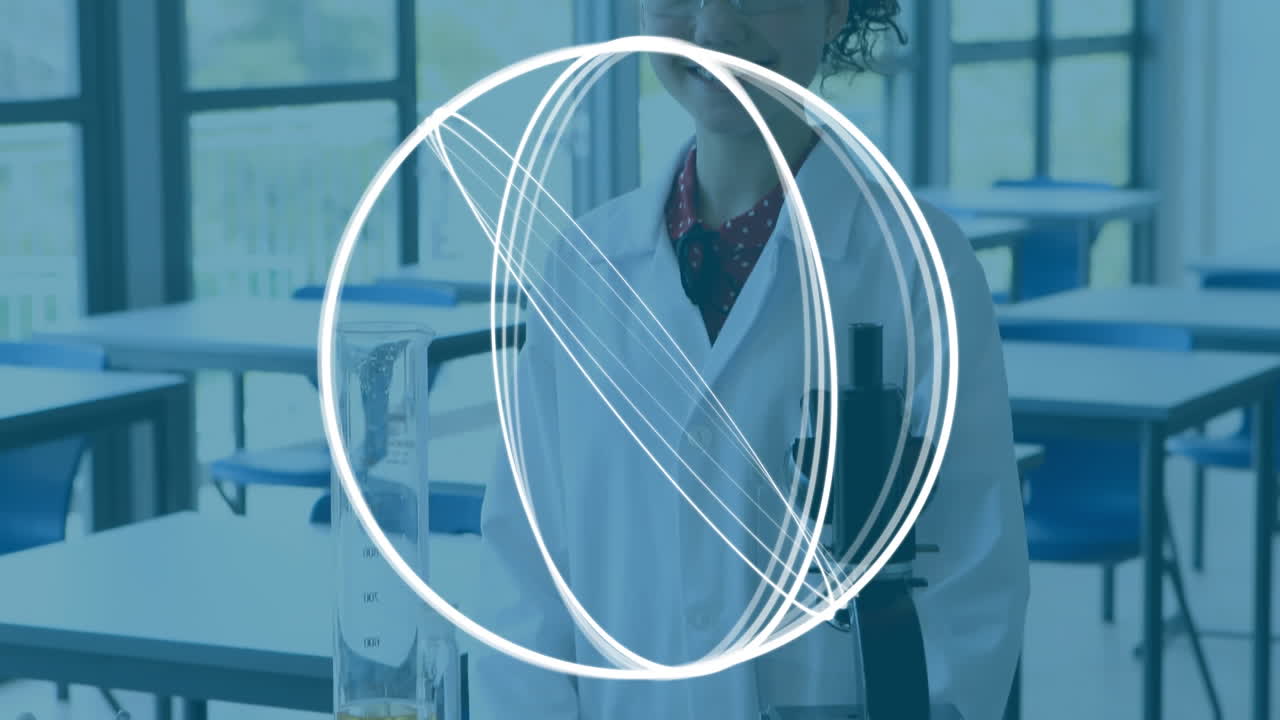 forma circular geométrica abstracta girando contra el retrato de una chica caucásica sonriendo en el laboratorio