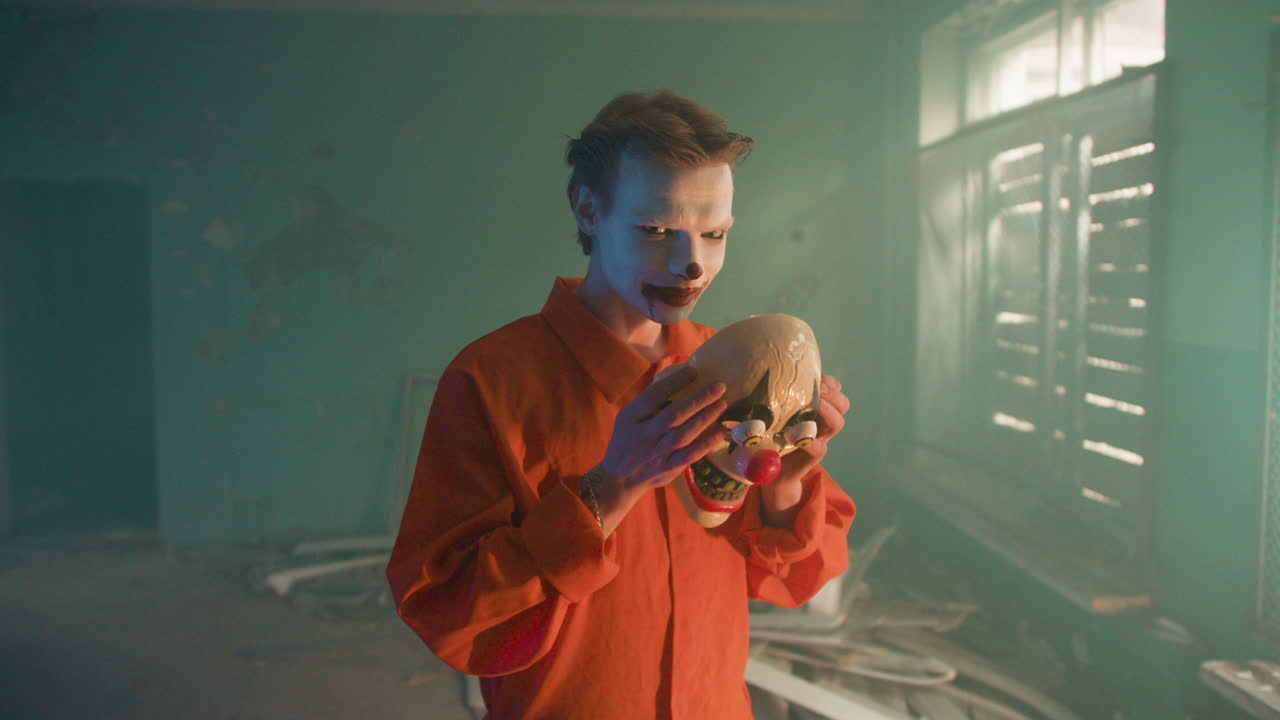 payaso aterrador en una casa abandonada