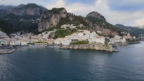 vista aérea de la pintoresca ciudad de la ladera de amalfi en la costa italiana del mar mediterráneo en las noches de verano