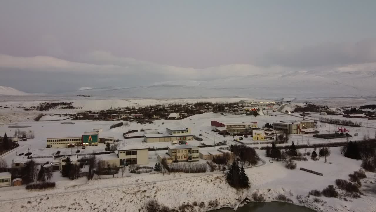 İzlanda'nın kuzeyinde, buzulların oluşturduğu bir nehirle ikiye ayrılmış ve bir köprüyle birleşmiş, kışın kuzey ışıklarını görmek için ideal bir kasaba.