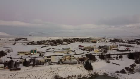 Pueblo-Ideal-Para-Ver-La-Aurora-Boreal-En-Invierno-En-El-Norte-De-Islandia,-Un-Pueblo-Dividido-Por-Un-Río-Glacial-Y-Unido-Por-Un-Puente