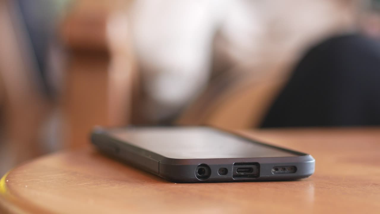 teléfono inteligente en una mesa