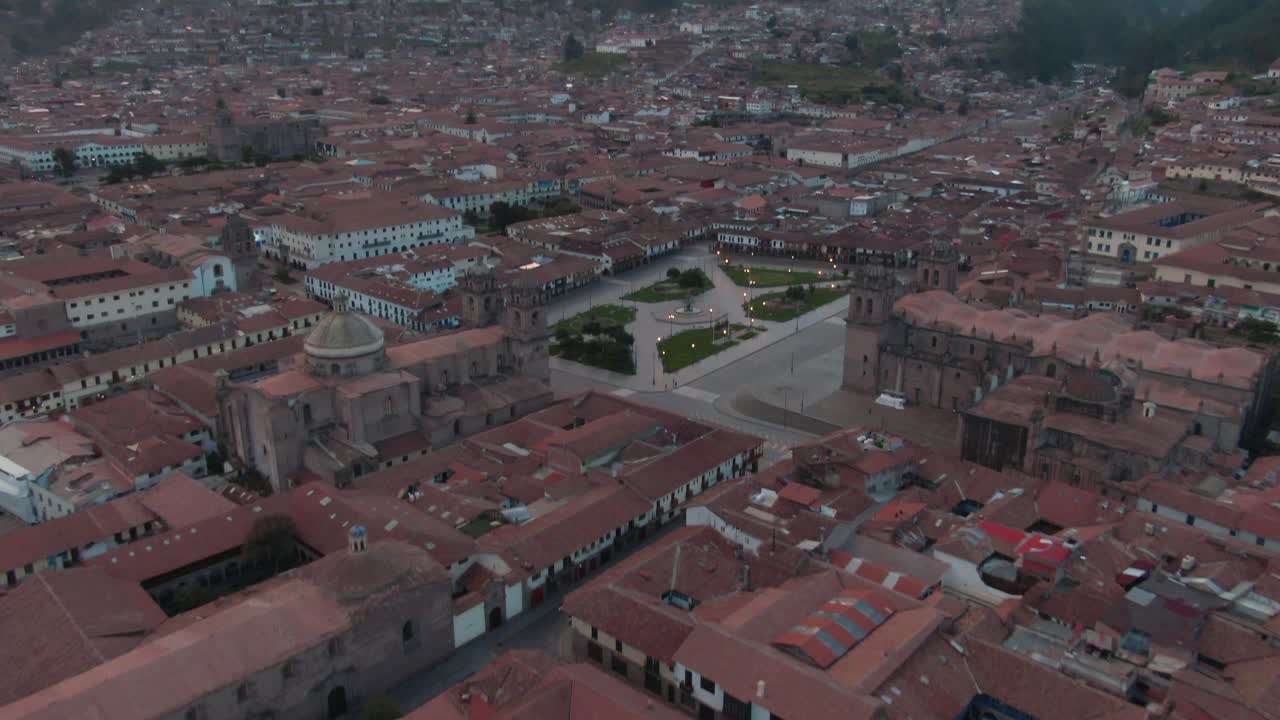 vista aérea de drones 4k al atardecer sobre el centro de la ciudad de cusco, capital de los incas