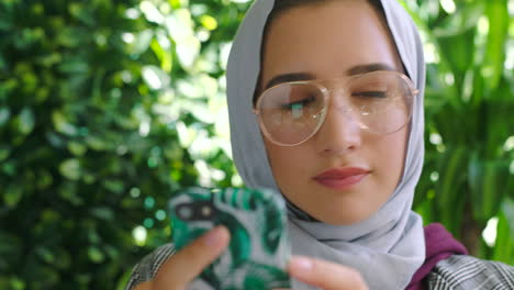 Mujer-Musulmana-Con-Gafas-En-Una-Red-Telefónica