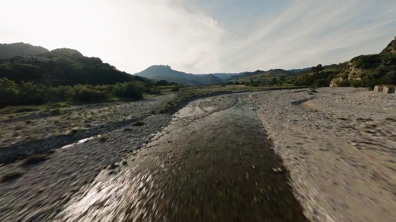 Veduta aerea di colline aride e alberi sparsi