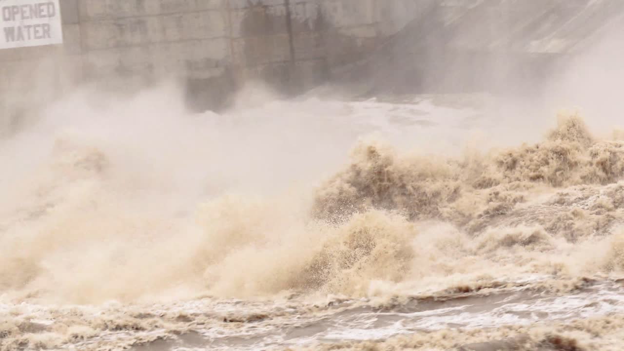 호수 댐에 여닫이문이 열렸습니다.