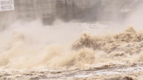 湖のダムに開かれた水門