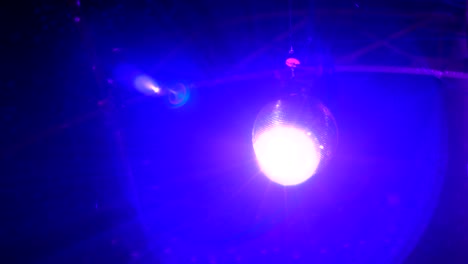 la pelota de la discoteca girando brillando y parpadeando.
