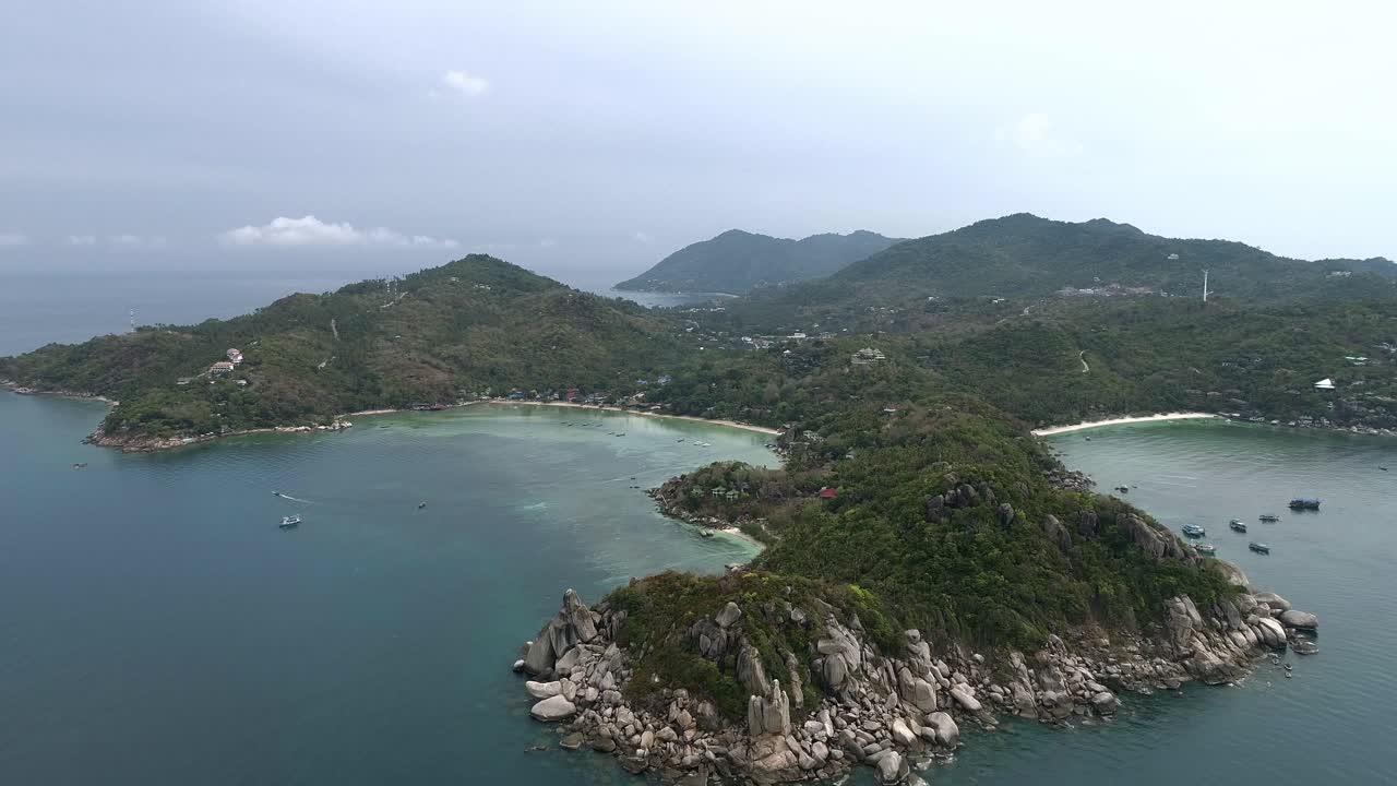 해변 과 푸른 물 이 있는 열대 섬 의 공중 사진