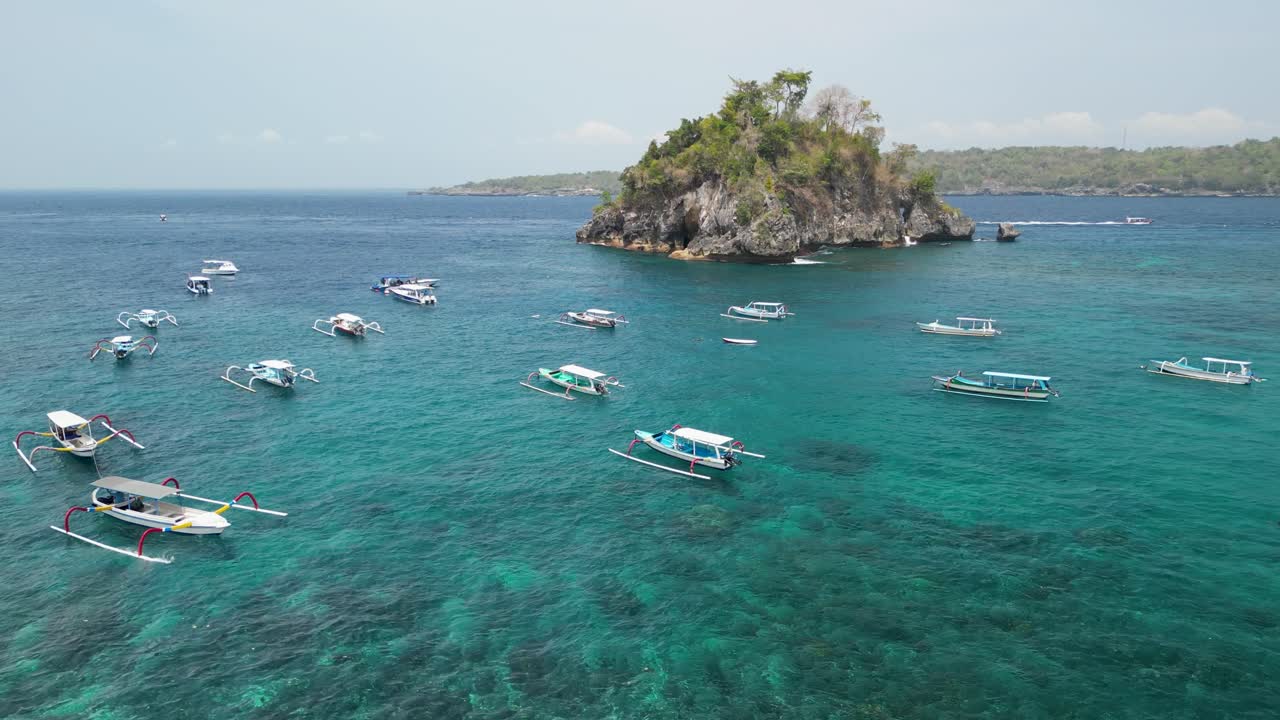 크리스탈 비치 (nusa penida, bali) 의 놀라운 4k 드론 영상.