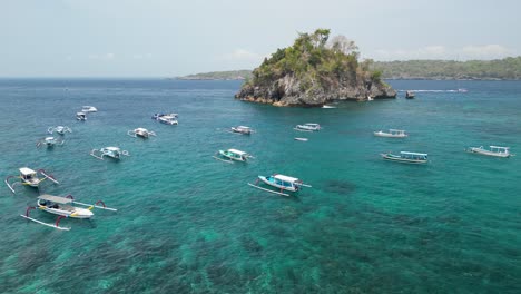 "impresionantes imágenes de drones en 4k de la playa de cristal, nusa penida, bali. captura las impresionantes aguas turquesas. perfecto para viajes, turismo