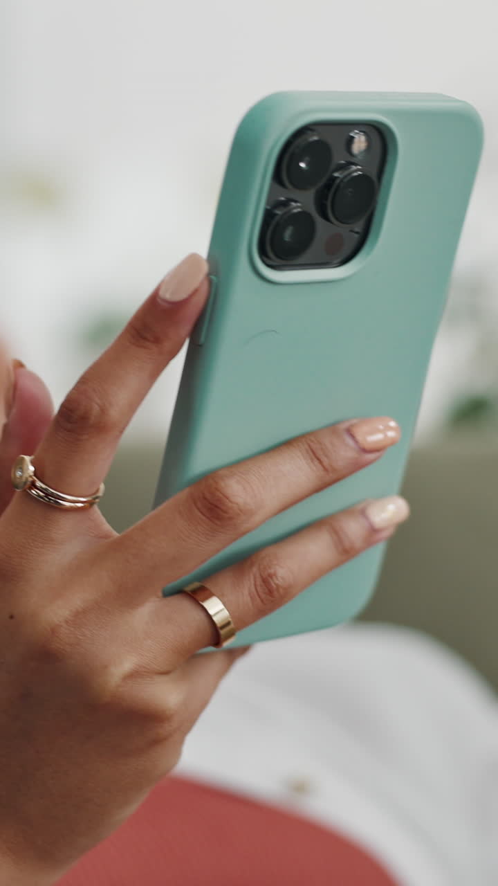 Primo Piano di Mani che Tengono uno Smartphone con una Custodia Verde