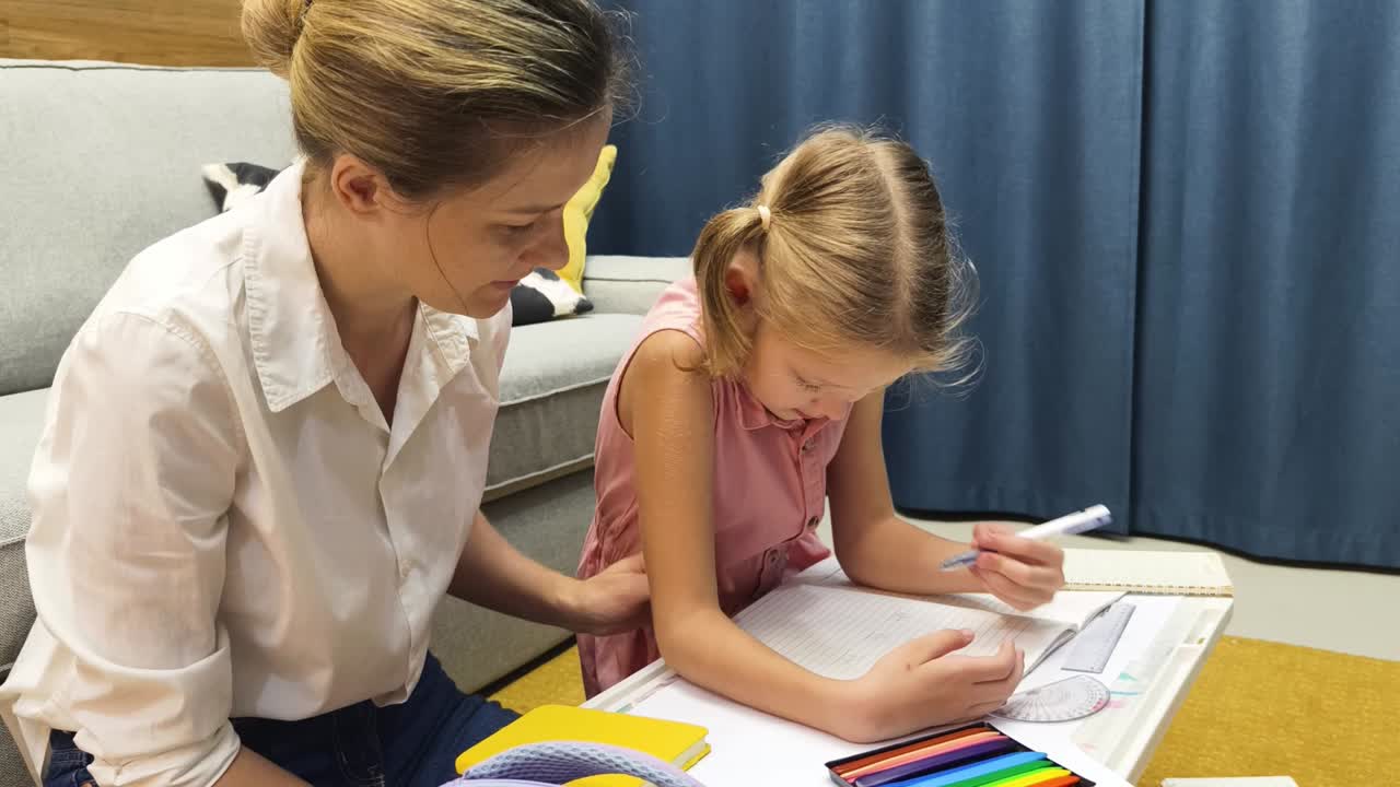 madre ayudando a su hija con los deberes