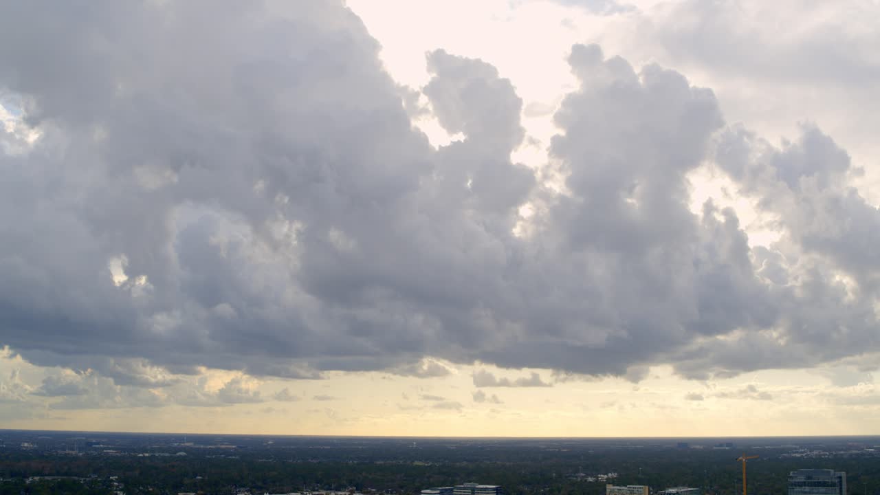 fotografía aérea del cielo nublado durante la puesta del sol