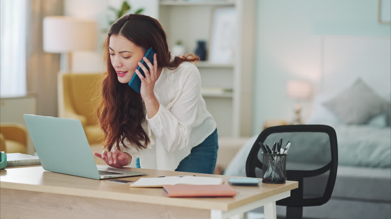 Telefonopkald, receptionist eller forretningskvinde