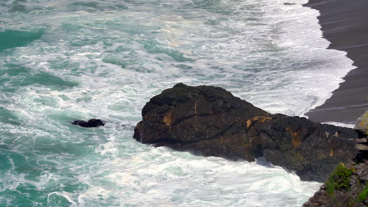 vista de cerca de las olas del océano en la costa pacífica de california