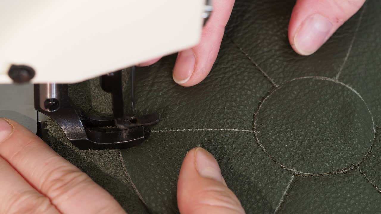 el artesano cosía los bolsillos y la parte inferior de la bolsa en la máquina de coser