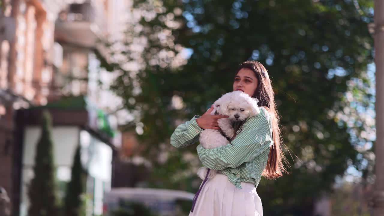 소녀와 그녀의 말테스 개