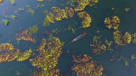 uno de los muchos ríos en sangkhlaburi tailandia donde la gente se gana la vida pescando