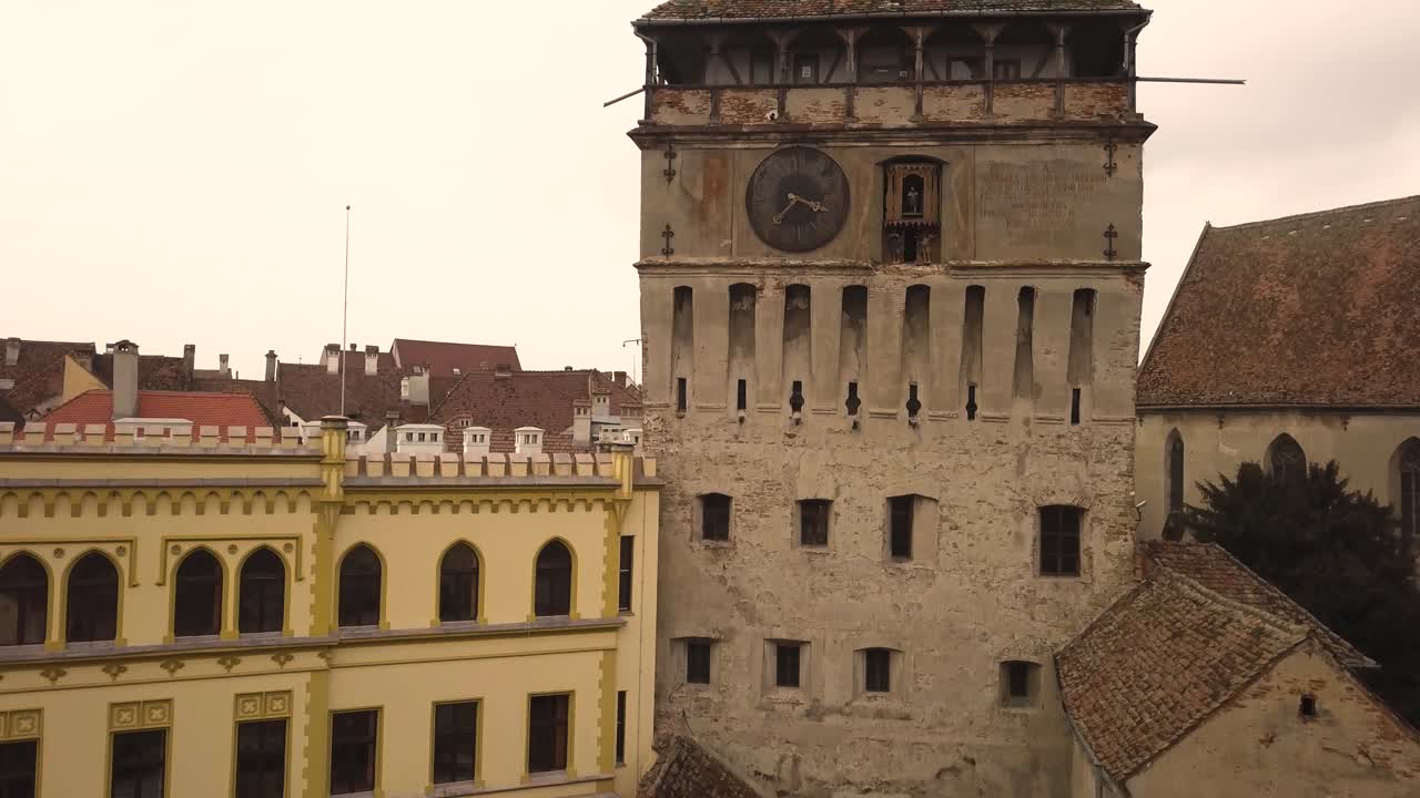 Splendida vista della Torre dell'Orologio della città medievale di Sighisoara