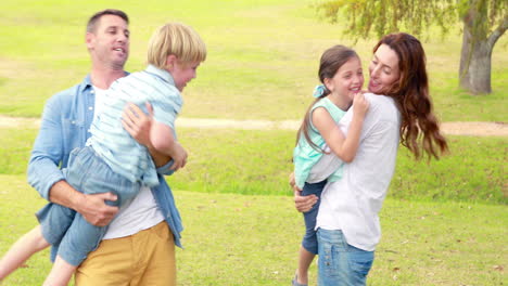 madre y padre llevando a sus hijos