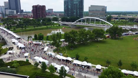 Columbus-Arts-Festival,-Columbus-Ohio,-Imágenes-Aéreas-De-Drones,-Sobre-El-Río-Scioto-En-La-Calle-Rica-Y-Los-Puentes-De-La-Calle-De-La-Ciudad-En-El-Centro-De-Columbus,-Ohio-2022