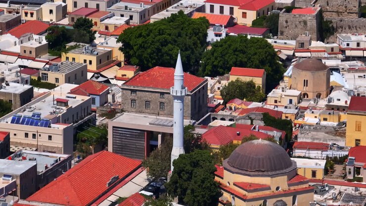 Imagem de drone teleobjetiva da torre da Mesquita de Suleymaniye na ensolarada Rodes, Grécia