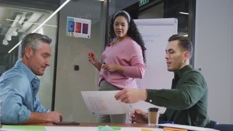 diversas personas de negocios felices discutiendo el trabajo durante una reunión en la oficina
