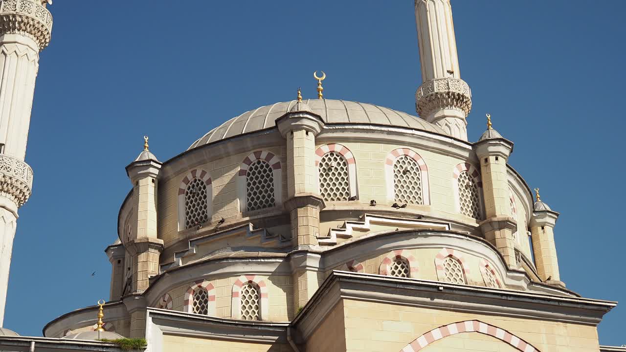 detalle de la cúpula y el minarete de la mezquita