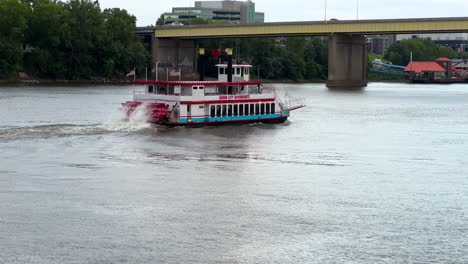 Queen-City-Riverboat-Navigating-On-Ohio-River-Near-Bridge-In-Cincinnati,-Ohio,-USA