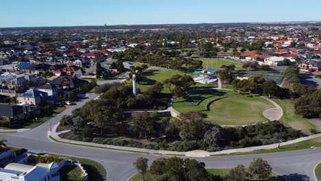 tomada aérea inversa del faro moderno, cerca de mindarie marina perth