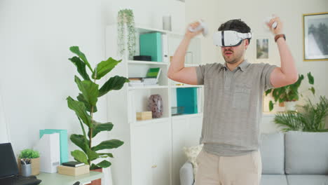 hombre jugando con gafas vr