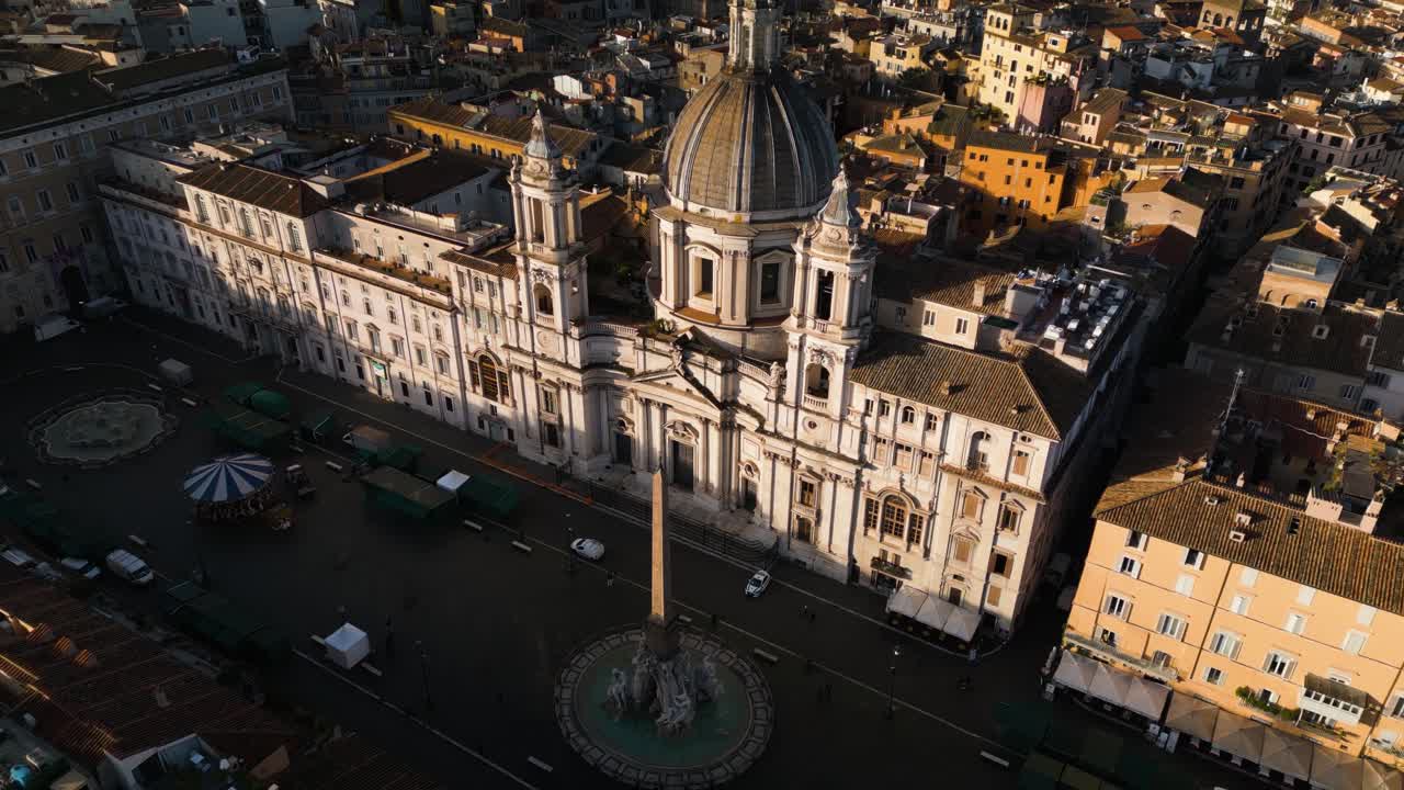 drone proiettato in avanti su piazza navona, fontana dei quattro fiumi