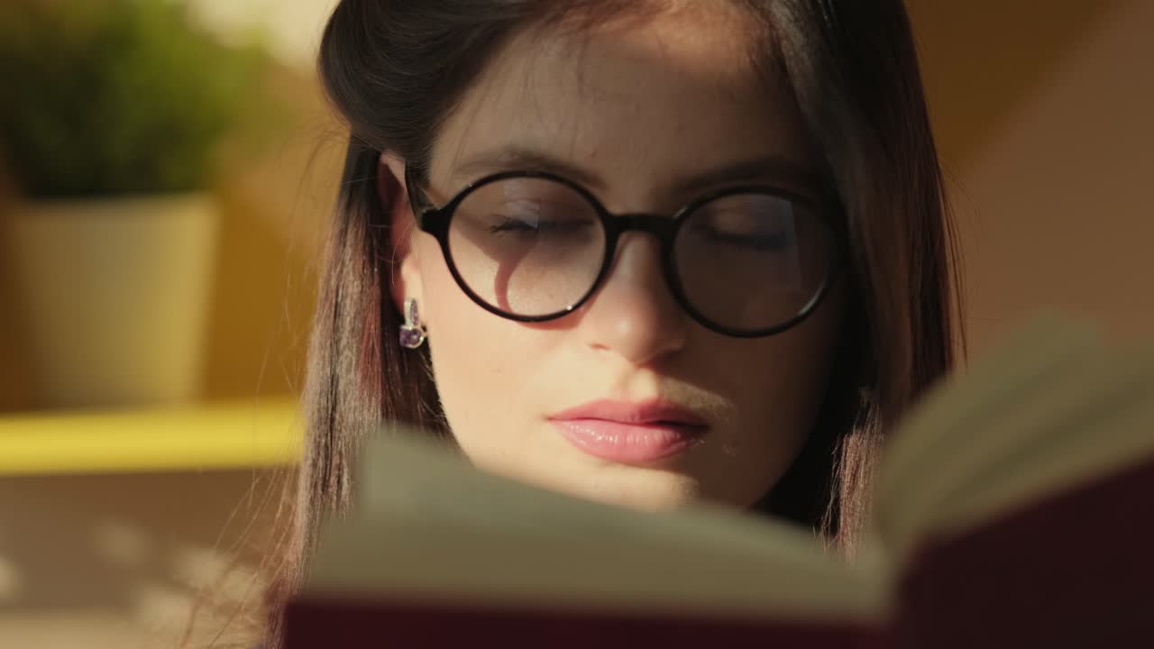 Vrouw die een boek leest