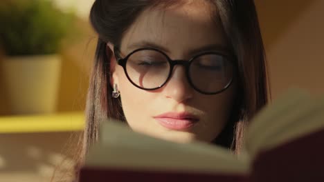 mujer leyendo un libro