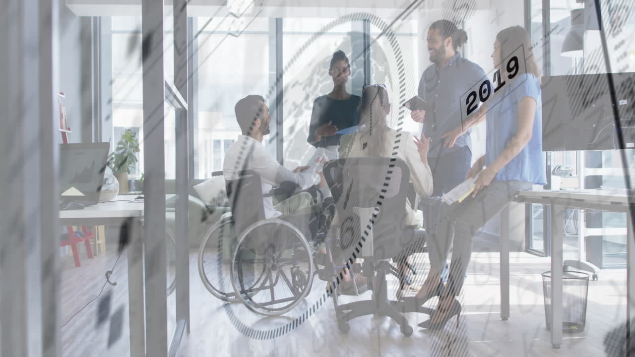 animación del procesamiento de datos financieros sobre diversas personas de negocios en la oficina